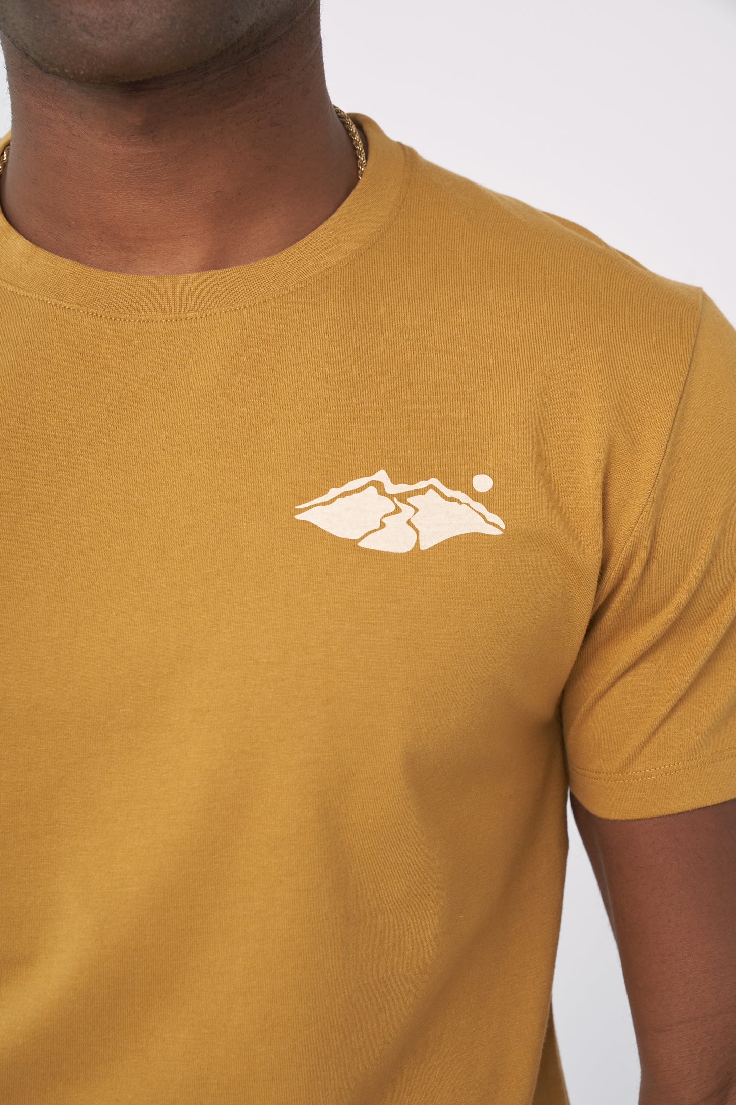 Camiseta gráfica de tierras abstractas