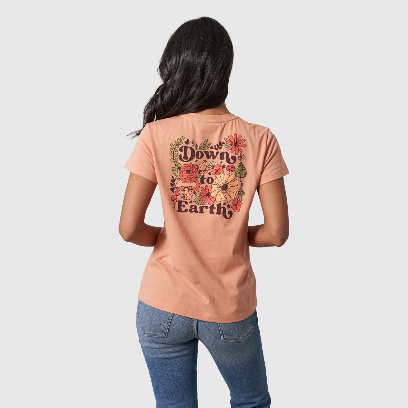 Camiseta gráfica con los pies en la tierra
