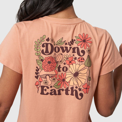 Camiseta gráfica con los pies en la tierra