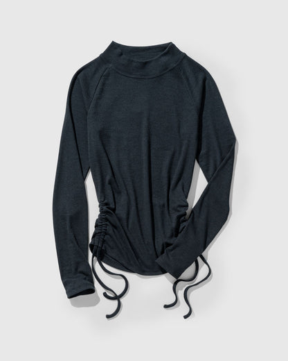 Camisa de punto con cuello alto y cintura ceñida