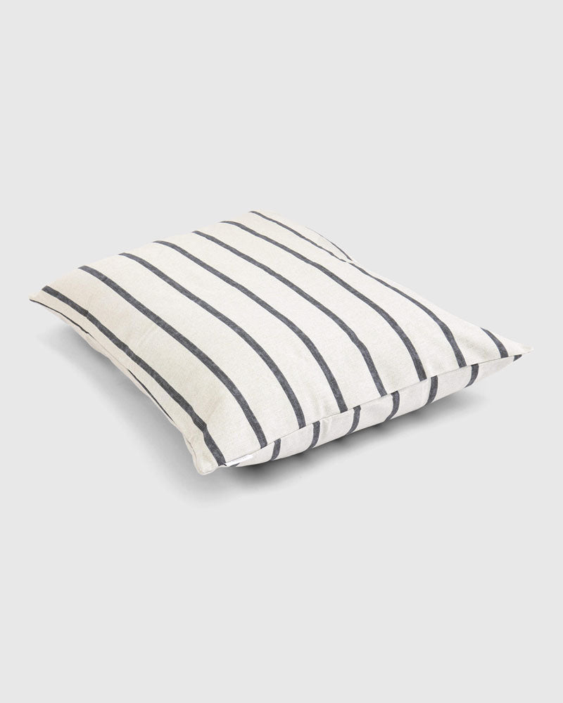 Cama moderna de rayas para perros