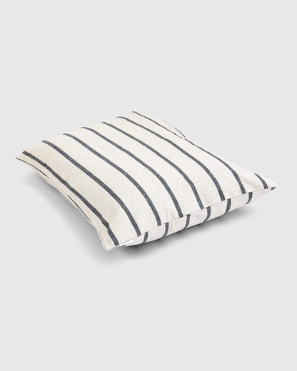Cama moderna de rayas para perros