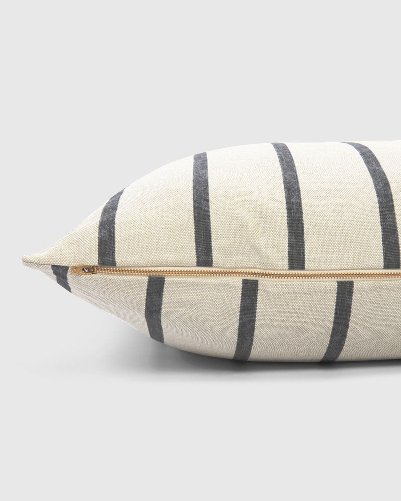 Cama moderna de rayas para perros