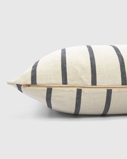 Cama moderna de rayas para perros