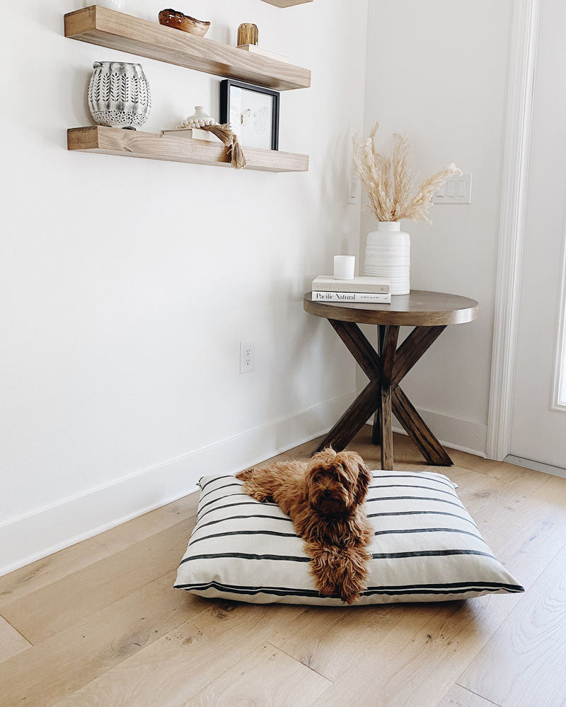 Cama moderna de rayas para perros