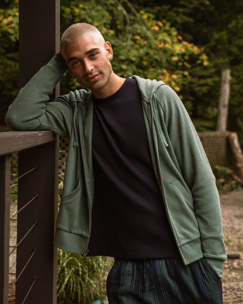 Sudadera orgánica con capucha y cremallera tipo raglán