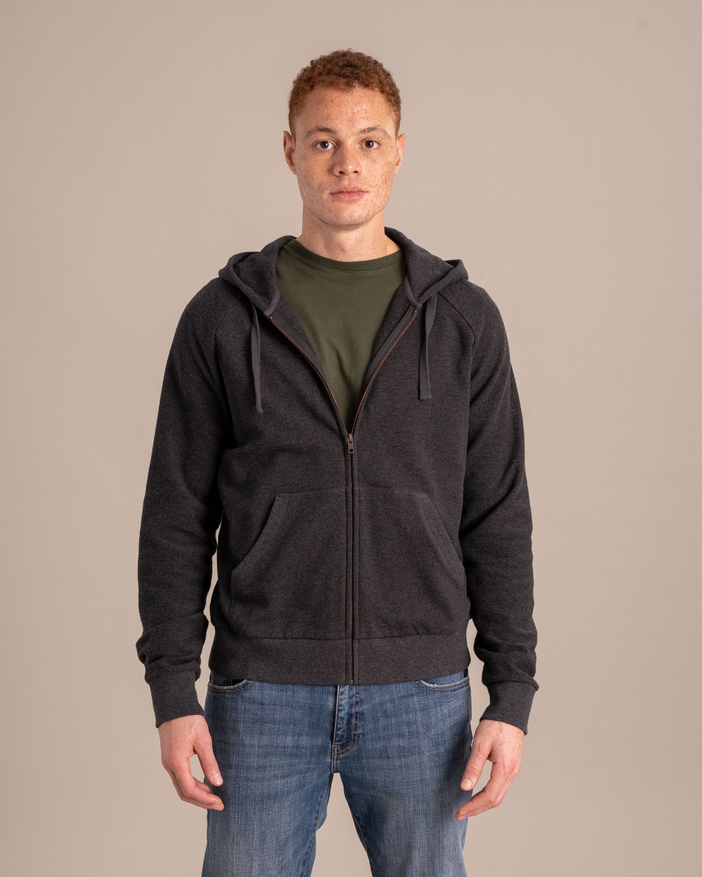 Sudadera orgánica con capucha y cremallera tipo raglán