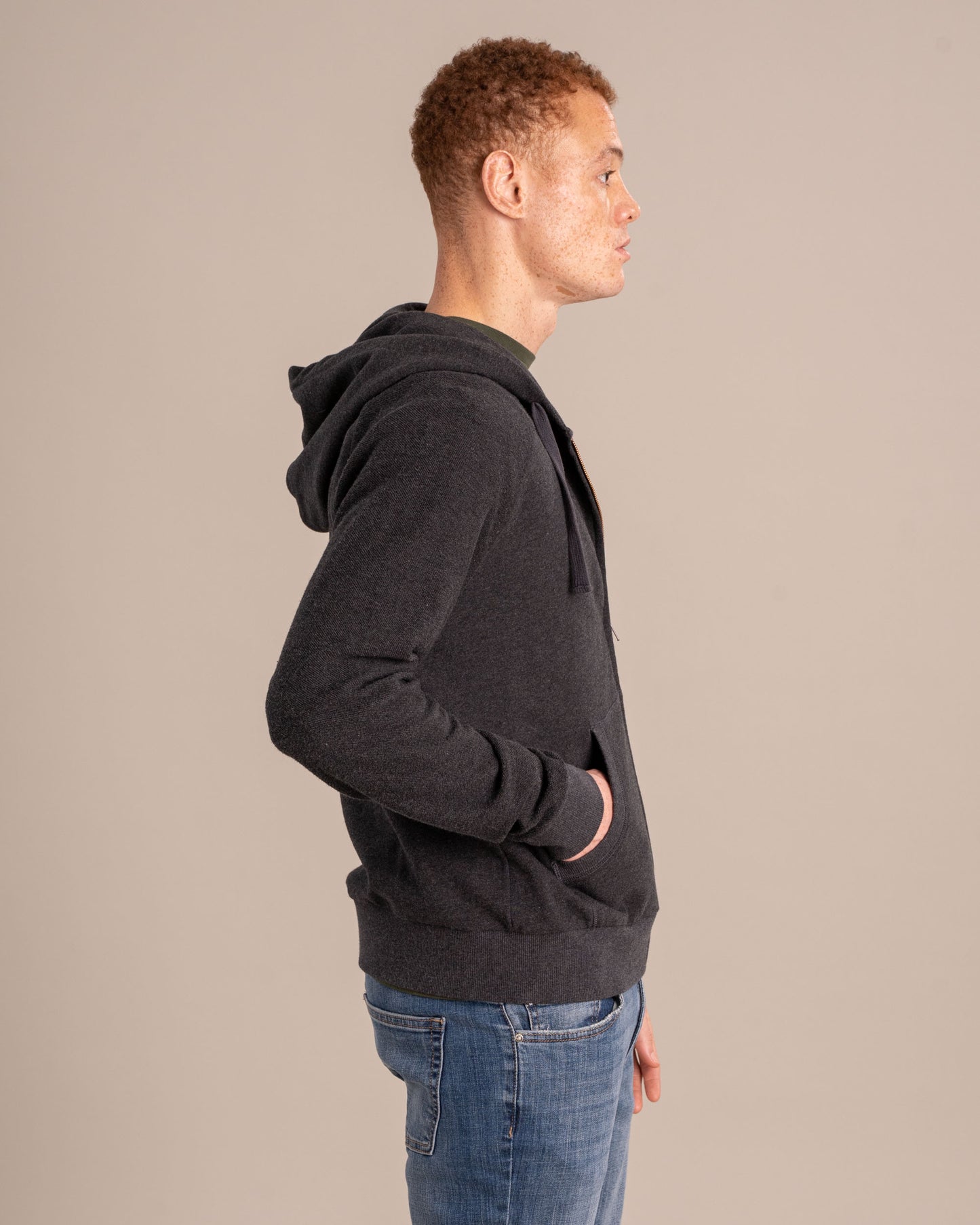 Sudadera orgánica con capucha y cremallera tipo raglán