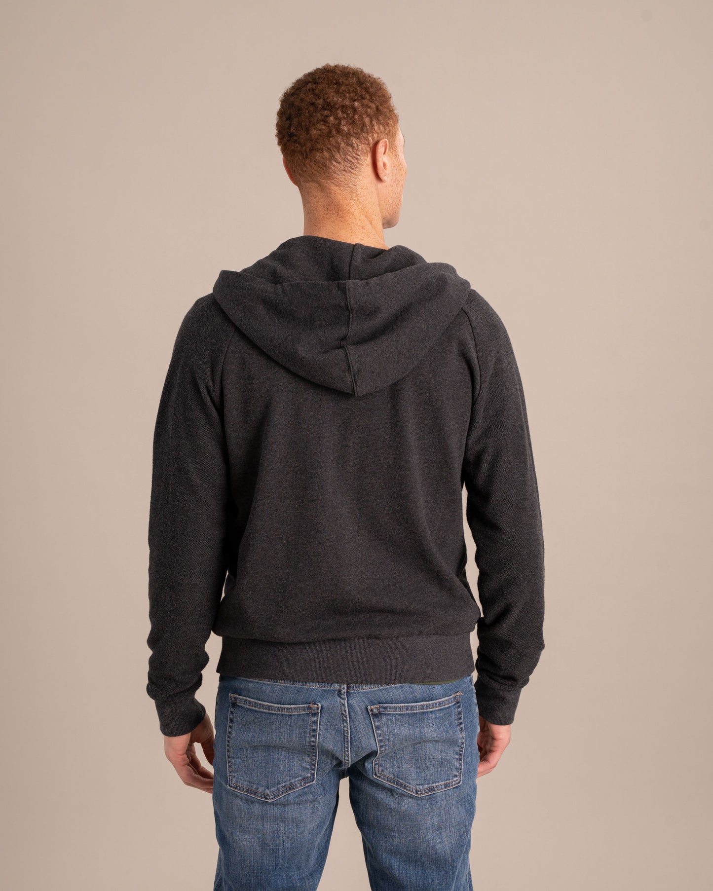Sudadera orgánica con capucha y cremallera tipo raglán